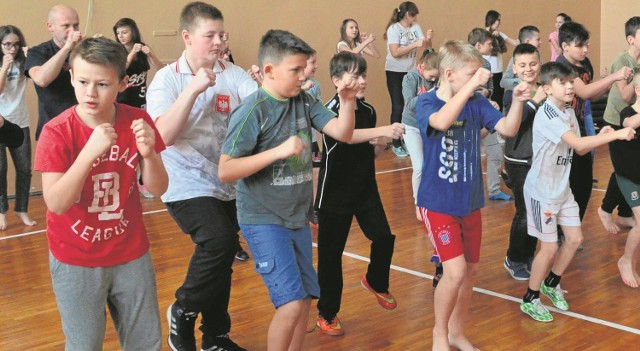 Uczestnicy Zimowej Akademii Karate w Skarżysku nie narzekają na nudę. Tu podczas poniedziałkowego treningu.