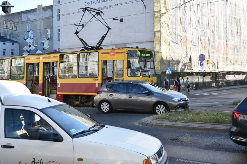 Wypadek na Zachodniej przy Próchnika - samochód osobowy zderzył się z tramwajem - korki!