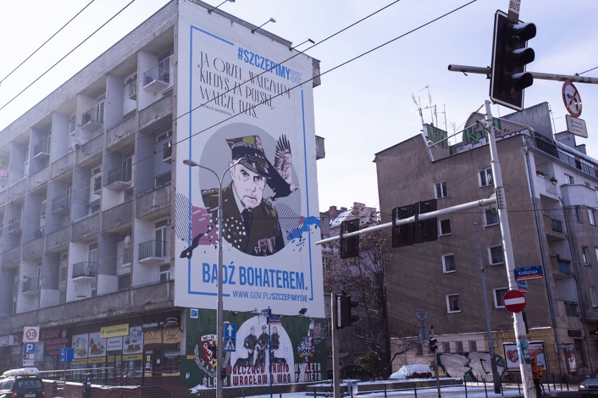 Żołnierz AK na muralu promuje szczepienia przeciwko COVID