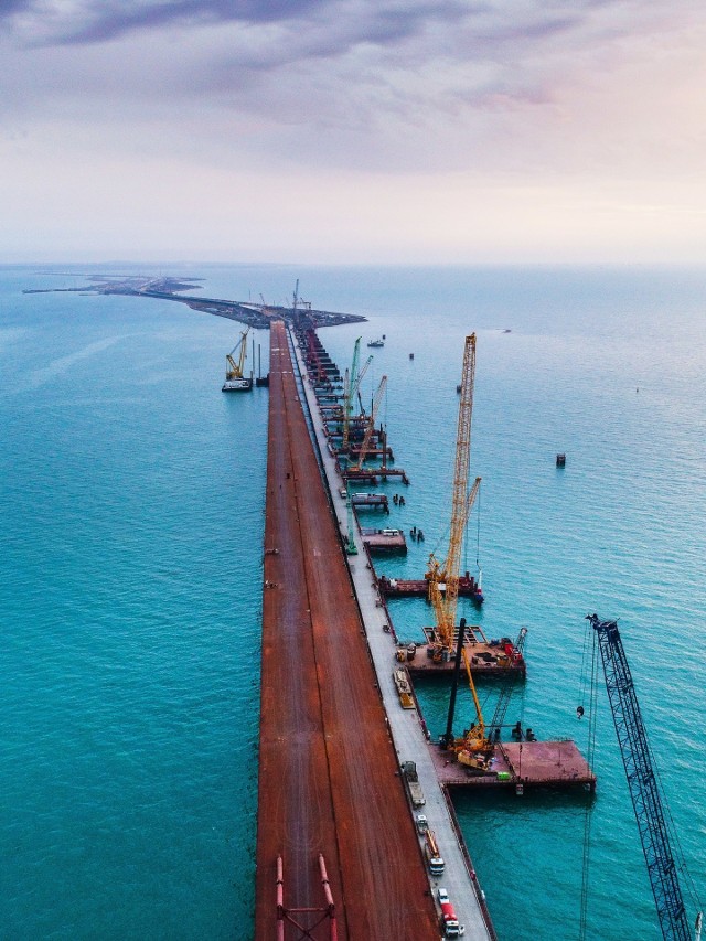Zdjęcia z 2017 roku dokumentujące powstawanie mostu łączącego Krym z Rosją