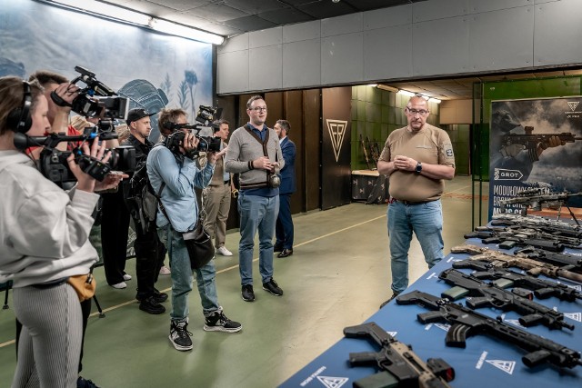 Ukraińscy dziennikarze mieli okazję zajrzeć w różne zakamarki fabryki w Radomiu.
