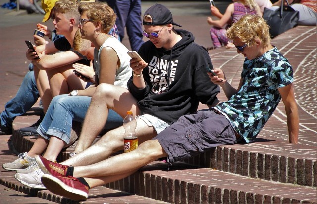 Coraz więcej młodych ludzi uzależnia się od telefonów.
