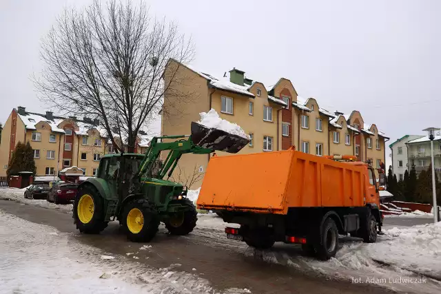 Usuwany śnieg przewożony jest na cztery działki na terenie Białegostoku: w okolicach ulicy Produkcyjnej, lotniska oraz Pietrasz.