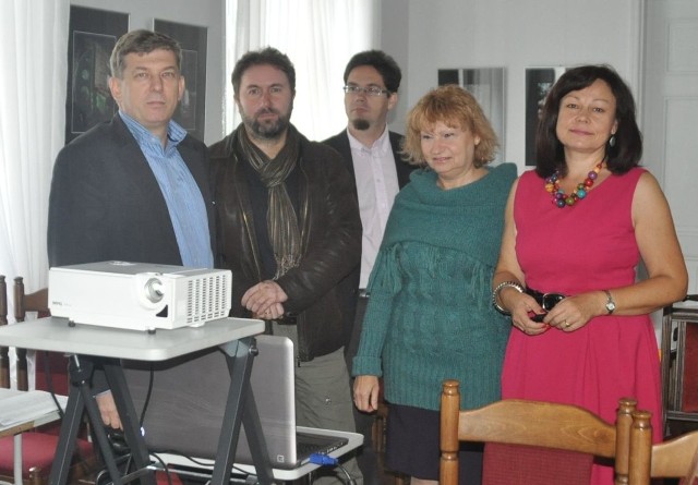 Jurorzy konkursu (od lewej): Dariusz Kowalczyk, Adam Kubka, Krzysztof Kowalski, Zofia Turno i Marzena Kądziela obejrzeli kilkaset zdjęć nadesłanych do biblioteki.