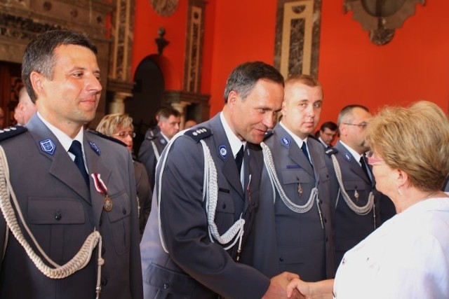 Brązową odznakę "Zasłużony Policjant&#8221; odebrał m.in. nadkomisarz Jarosław Kopciara, naczelnik świętokrzyskiej "drogówki&#8221;.