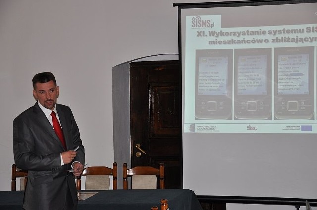 Zasady działania systemu wyjaśniał Leszek Kaczurba, prezes firmy Samorządowy Informator SMS.