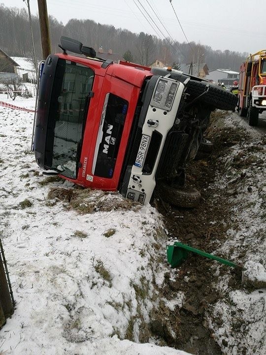 Jak informuje Strzyżów 998, do przydrożnego rowu wpadł wóz strażacki ze Strzyżowa, którym strażacy próbowali dostać się do zdarzenia drogowego. Jednak w związku z trudnymi warunkami pogodowymi  samochód wypadł z drogi i wpadł do rowu. Jeden ze strażaków został lekko poszkodowany.