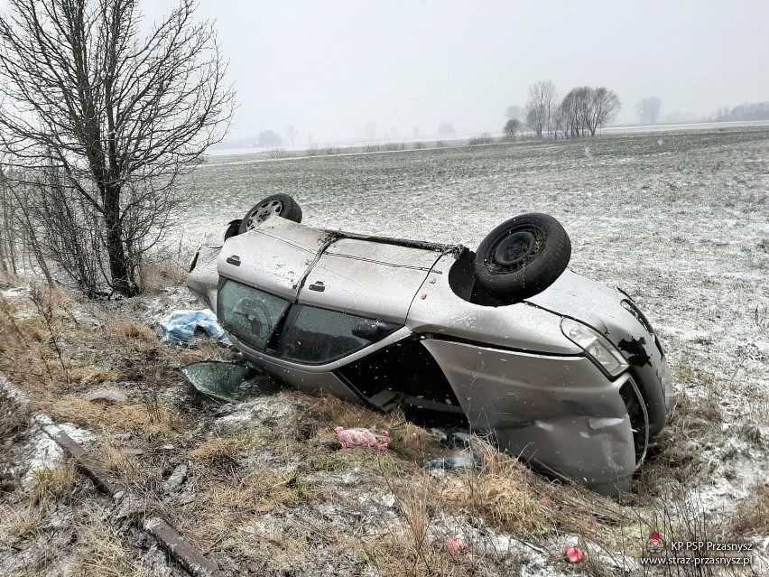 Gostkowo. Dachowanie audi na trasie Przasnysz - Wężewo. Samochód uległ niemal całkowitemu zniszczeniu, 14.02.2020