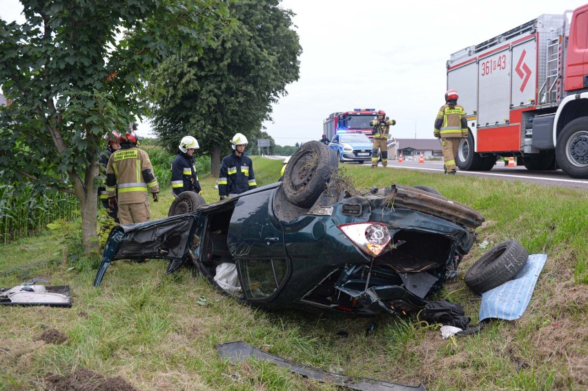 Wypadek w Duńkowiczkach. Na drodze krajowej nr 77 ford mondeo zjechał z drogi i koziołkował. 19-latek został ranny [ZDJĘCIA]