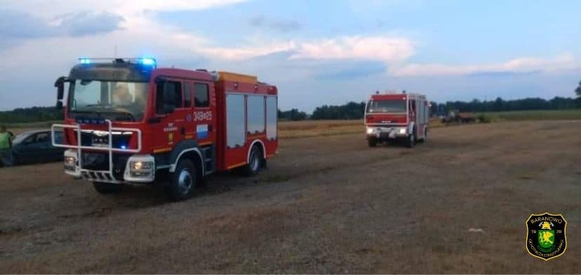 Czarnotrzew. Pożar kombajnu na polu. Interweniowała straż pożarna z Baranowa. 27.07.2021. Zdjęcia