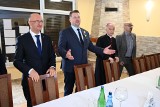 Minister Przemysław Czarnek odwiedził uchodźców z Ukrainy w ośrodku Caritas w Kaczynie. O czym z nimi rozmawiał? Zobaczcie zdjęcia i film