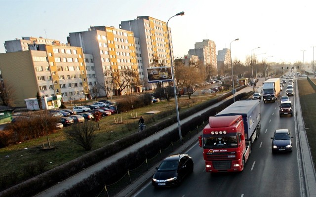 Zakazy ruchu dla ciężarówek o masie przekraczającej 12 ton ustanowione są w celu poprawy przepustowości dróg w dniach, w których panuje wzmożony ruch samochodów osobowych.