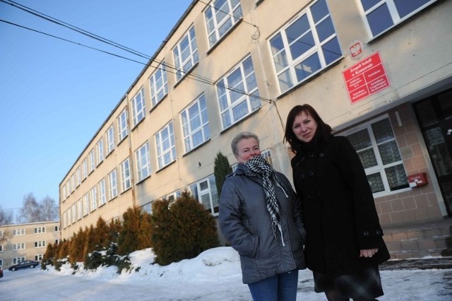 Dla uczniów i pracowników szkoły ostatnie miesiące są bardzo nerwowe. Na zdjęciu nauczycielki Elżbieta Antoniak i Violetta Nabrdalik.