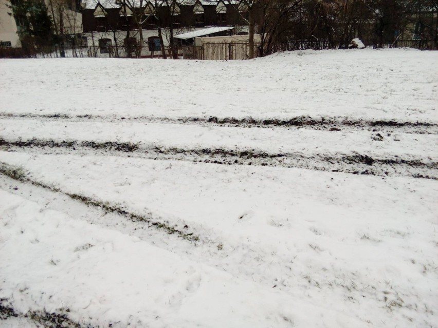 Teren przy ul. Sowińskiego w Lublinie wyrównano. Teraz ktoś „zmasakrował go terenowym autem" (SYGNAŁ OD CZYTELNIKA) 