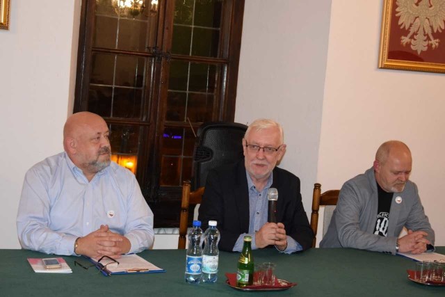  Jerzy Stępień, gość spotkania (w środku), Jacek Krupa, przewodniczący Forum Obywatelskiego Sandomierza FOSa (po prawej) oraz prowadzący debatę Kazimierz Leśniak.
