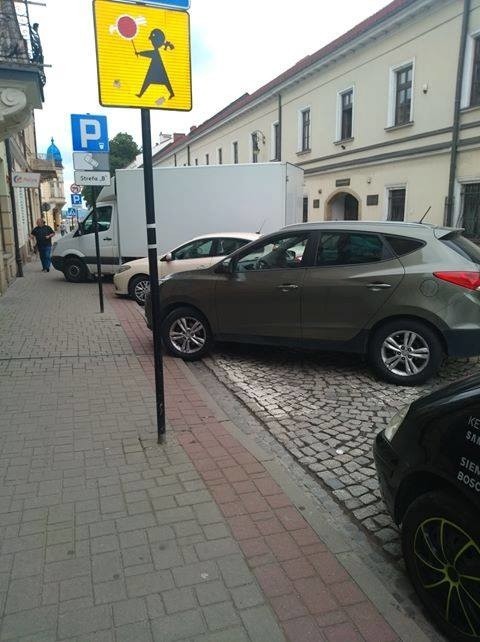Nowy Sącz. Mistrzów parkowania nie brakuje. Tak, to tylko oni potrafią [ZDJĘCIA]