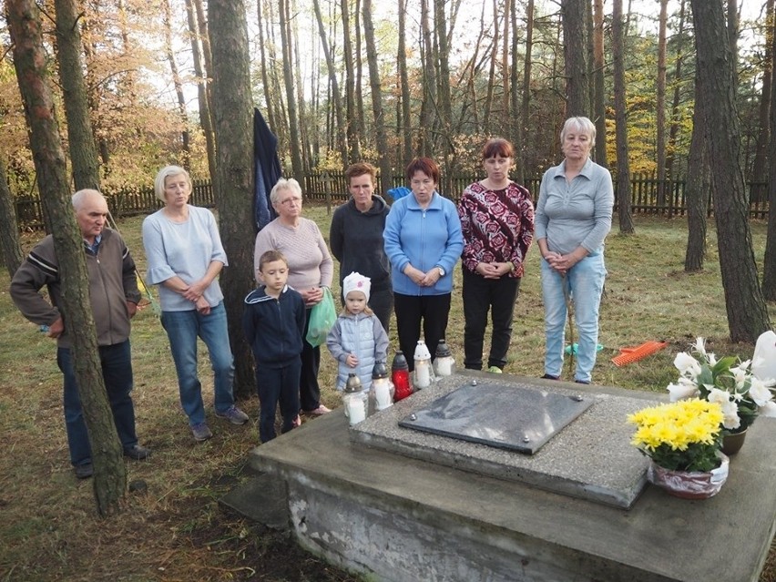 Gospodynie posprzątały miejsce pamięci na Cmentarzu Wojennym w Kalisiu