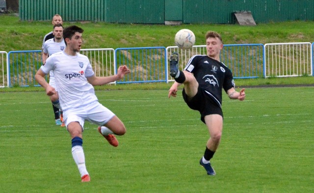 Stal Łańcut (białe stroje) pokonała u siebie Stal II Mielec 6:1.