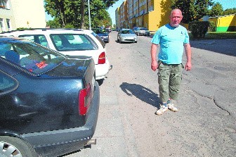 Piotr Dąbrowski na drodze na osiedlu Koszalińska: &#8211; Co tu mówić: dziura na dziurze &#8211; pokazuje asfalt usiany wykrotami. &#8211; Cieszymy się, że w końcu to naprawią. 
