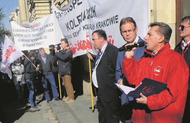 W obronie likwidowanych pociągów do Nowego Sącza protestowało wczoraj w Krakowie około 200 osób