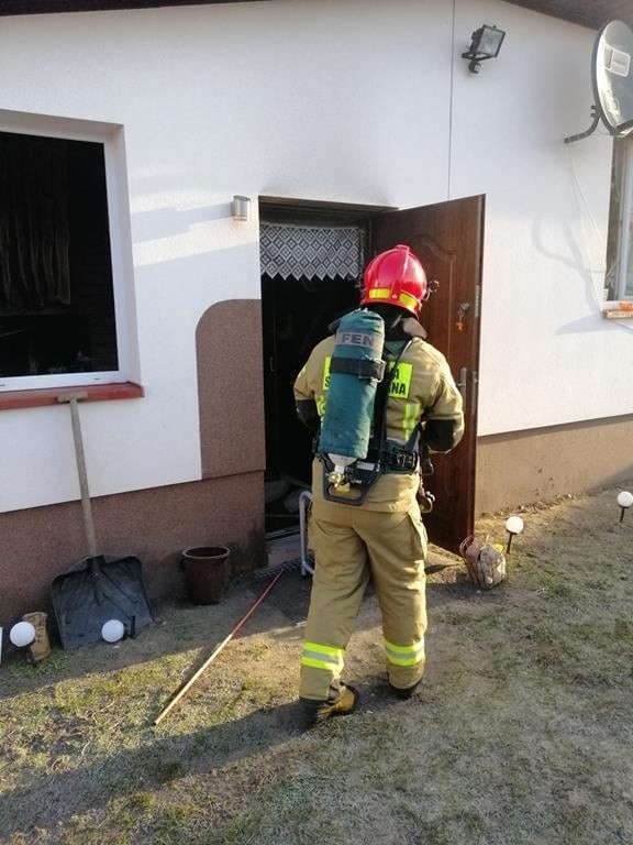 Pożar w domu jednorodzinnym w gminie Oleśnica. W akcji 3 zastępy straży pożarnej 