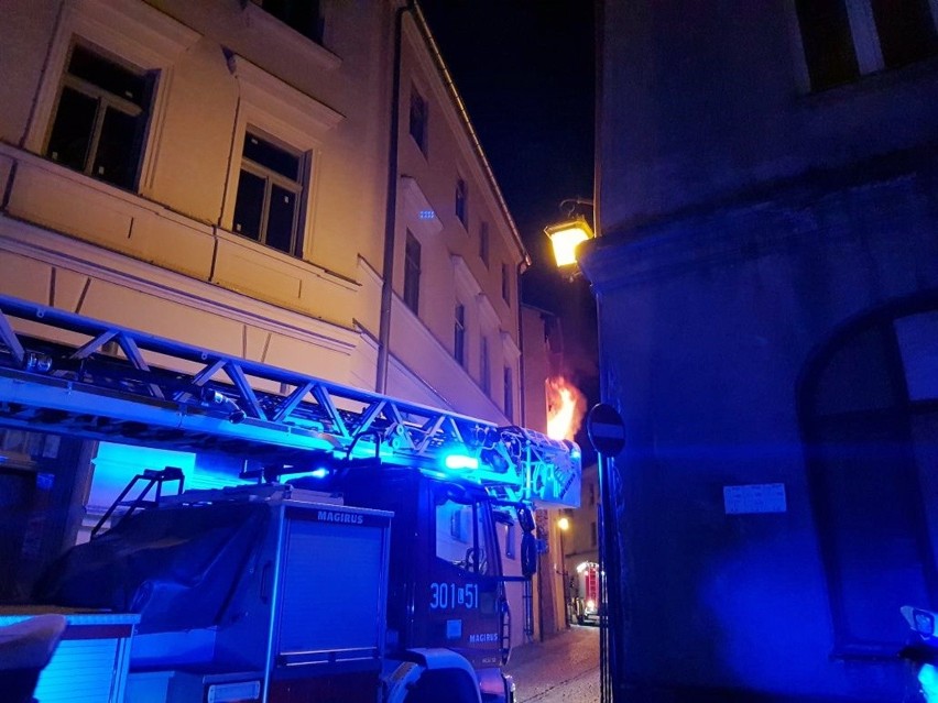 Pożar kamienicy przy ul. Olejnej w Lublinie. Sąsiedzi wynieśli kobietę z płonącego budynku. Mamy zdjęcia!
