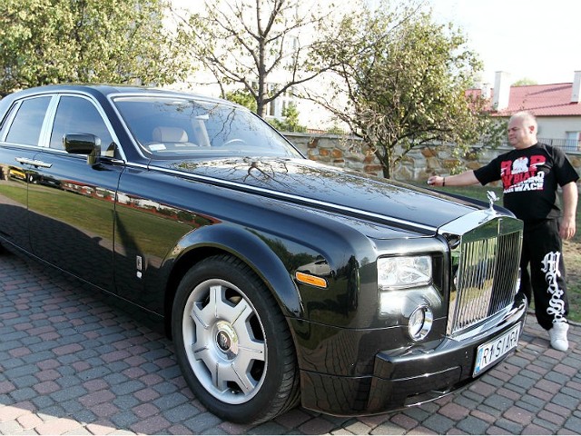 Rolls-royce phantom to jeden z najbardziej luksusowych samochodów na świecie. Napędza go potężny, 6,75-litrowy silnik V12. Do wykończenia wnętrza można użyć m.in. dowolnego drewna, np. z własnego ogródka. Statuetka elfa - symbol marki - chowa się automatycznie po zamknięciu centralnego zamka. To patent na łowców emblematów.