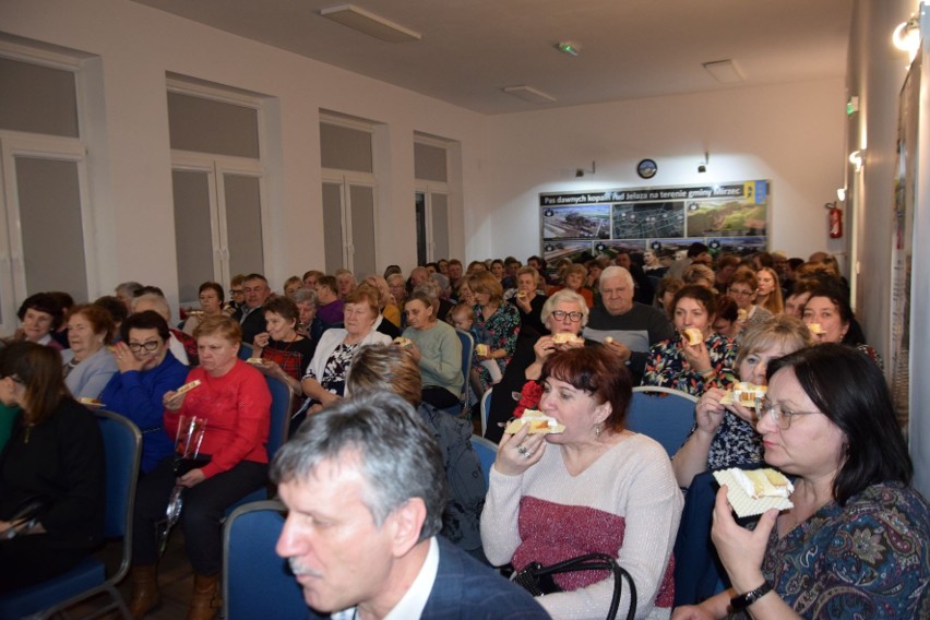 Piosenki Anny German i koncert „Echa miłości” z okazji Dnia Kobiet w Klubie Wiejskim „Niwy” w Tychowie Nowym. Zdjęcia