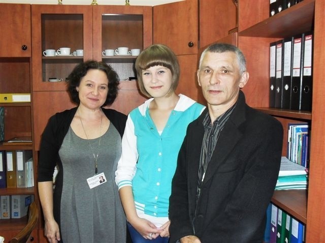 Bardzo się cieszę z tego wyróżnienia &#8211; mówi Magda. Na zdjęciu z Agnieszką Stępień, dyrektor "Zielonego&#8221; oraz Jackiem Malickim, nauczycielem.