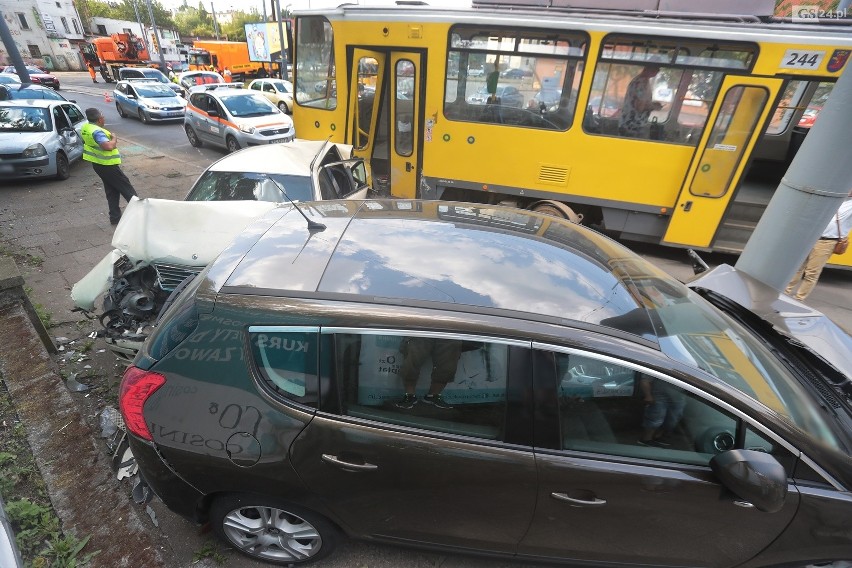 Kolizja na ul. Firlika w Szczecinie. Wykolejony tramwaj i trzy uszkodzone samochody - 26.06.2020 