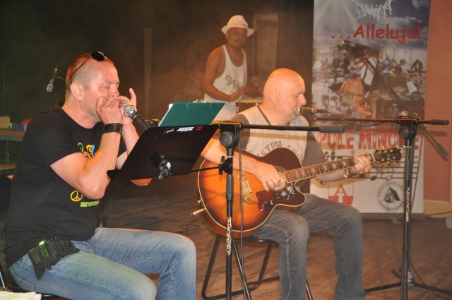 Koncert rozpoczął zespół Indivi Duo w składzie: Marek Modrzejewski (Zdrowa Woda) i Przemek Łosoś, grający w toruńskim zespole Open Blues, wsparty przez Juana Pereza na bębnach.