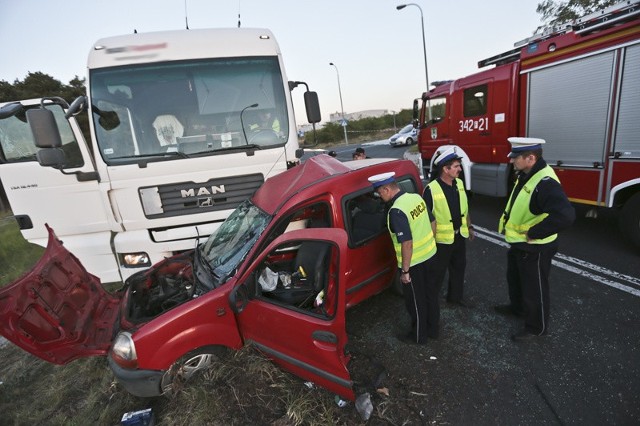 Kierowcę renault ze zmiażdżonego auta wycinali strażacy