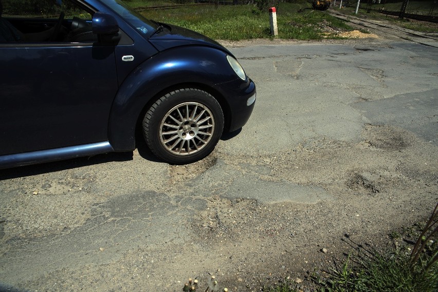 Tak wygląda droga powiatowa nr 1108 K na przejeździe...