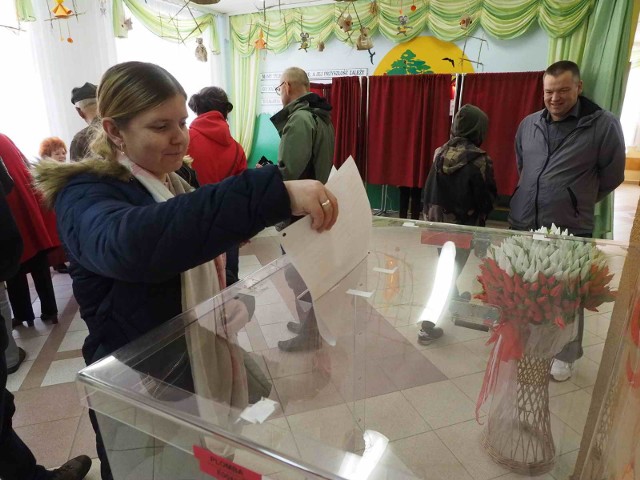 Wybory parlamentarne 2019. Trwają wybory do Sejmu i Senatu. Zobaczcie, jak głosują mieszkańcy Koszalina.Wybory parlamentarne 2019 [RELACJA NA ŻYWO]