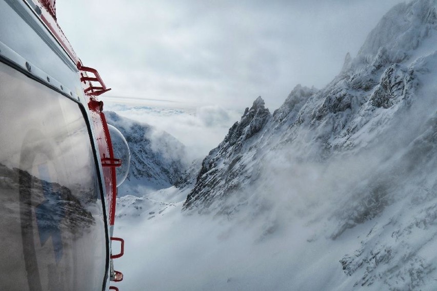 Tatry: polsko - słowacka akcja ratunkowa. Poszkodowana Polka zjechała po lodzie kilkaset metrów