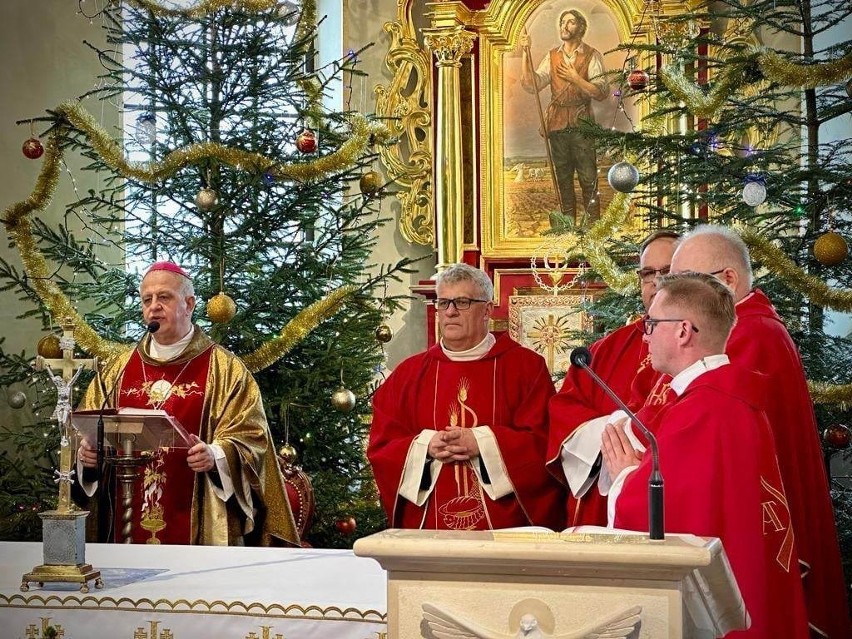 Uroczysta msza święta w Posłowicach. Biskup Jan Piotrowski modlił się w intencji rodziców księdza proboszcza w 60. rocznicę ślubu