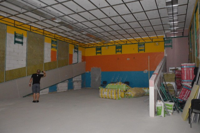 Dawna sala gimnastyczna zmienia się pomału w kino, które będzie działać w koneckim domu kultury