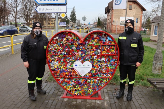 Akcja wspierająca pomaganie przy sercu na nakrętki w Sępólnie zorganizowana przez strażaka-ochotniczkę Patrycje Niemczyk
