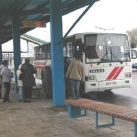 Na suwalskim dworcu PKS z roku na rok jest coraz luźniej. Zwykle tylko garstka podróżnych czeka na przyjazd autobusu.