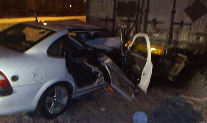 Straszny wypadek na śliskiej drodze! Opel wbił się pod naczepę Tira (zobacz zdjęcia czytelnika)