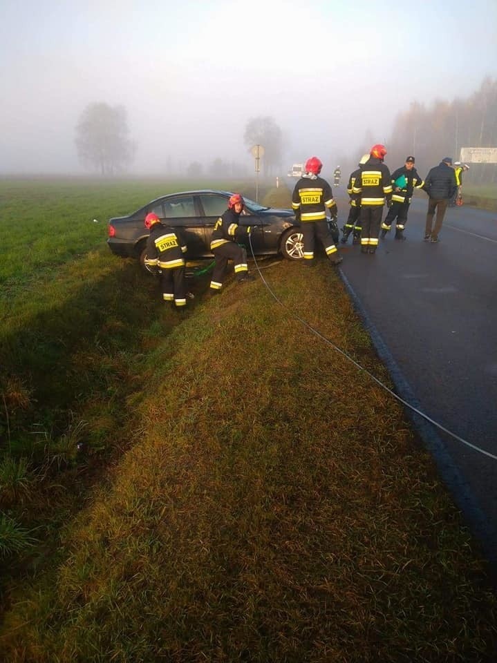 Gmina Troszyn. Wypadek na trasie pomiędzy Zamościem a Suskiem Nowym. Auto dachowało. 17.11.2019