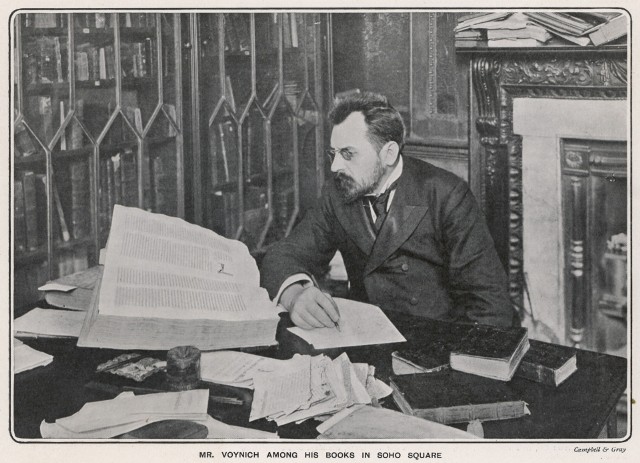 Michał Wojnicz, polski antykwariusz, nabył tajemniczy rękopis w roku 1912 od jezuitów we Frascati.
