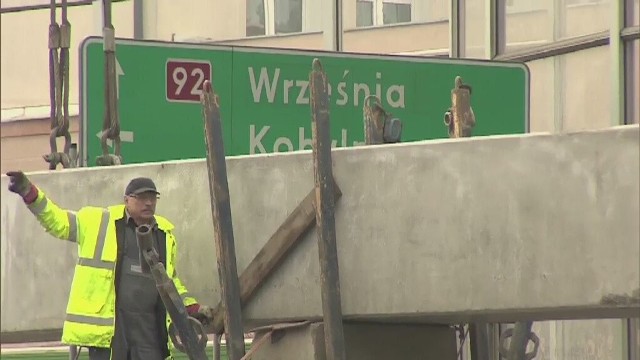Przez niemal 6 godzin droga nr 92 w kierunku Warszawy była zablokowana z powodu upadku betonowego słupa.