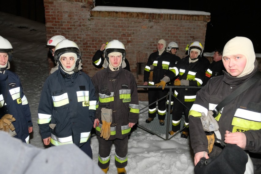 Kilkudziesięciu policjantów i strażaków z Przemyśla oraz...