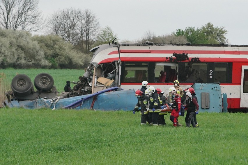 Wypadek na obwodnicy Murowanej Gośliny. Szynobus zderzył się...