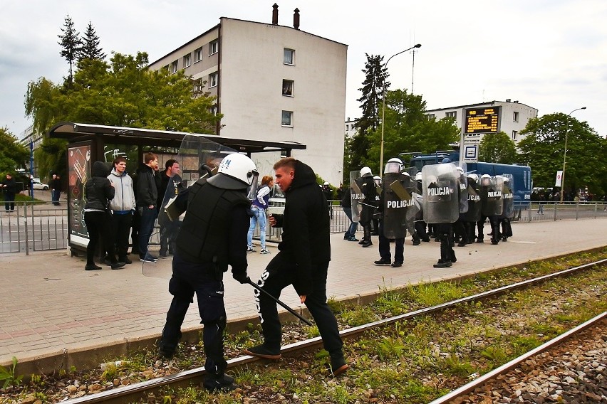 Protest przed komisariatem na Trzemeskiej we wtorek...