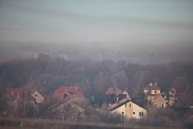 - Czy takim powietrzem oddychamy w Słupsku? Zapytał o to nasz Internauta, który przysłał do naszej redakcji zdjęcia wykonane dziś rano (środa 28.11.2018) w Słupsku. Na zdjęciach widać unoszącą się nad miastem szarą chmurę. Przypomnijmy, że Urząd miasta rozstrzygnął właśnie przetarg na dostawę, montaż i obsługę pięciu urządzeń do pomiaru jakości powietrza. Informacje zbierane przez aparaturę będą wizualizowane i pojawią się na kolorowym LED-owym telebimie o przekątnej 100 cali, który stanąć ma przy pomniku H. Sienkiewicza. Koszt to lekko ponad 66 tysięcy złotych. Dane świadczące o jakości powietrza w Słupsku, które pojawią się na telebimie obok temperatury i ciśnienia, to wartość pyłów PM10 i PM2,5. Pierwszy to mieszanina zawieszonych w powietrzu cząsteczek o średnicy nie większej niż 10 mikrometra. Występowanie PM10 wiąże się m.in. z procesami spalania paliw stałych i ciekłych. Z kolei PM2,5 to aerozole atmosferyczne, których średnica nie jest większa niż 2,5 mikrometra. Tego rodzaju pył uznawany jest za najgroźniejszy dla zdrowia człowieka. Może przedostać się do krwioobiegu.