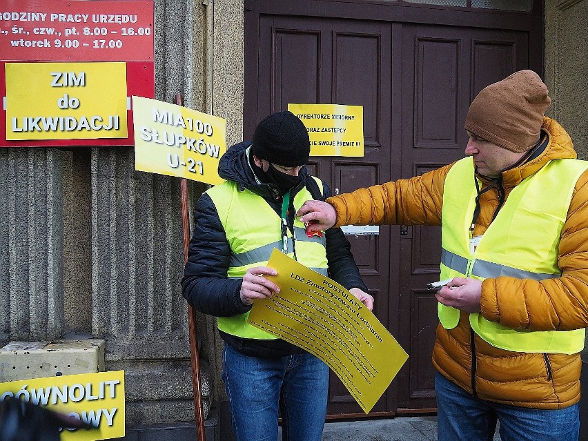 Protest aktywistów z grupy LDZ Zmotoryzowani pod siedzibą ZDiT-u. ZDJĘCIA