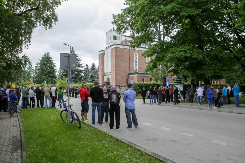 Pogrzeb Krystiana Rempały ZOBACZ ONLINE Kibice żużla ze Śląska pożegnali go w Tarnowie