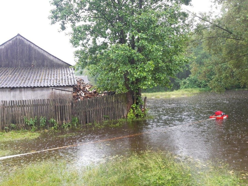Woda uszkodziła między innymi drogi na terenie gminy...